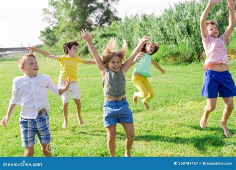 Jovencitas Preadolescentes Saltando En El Parque De La Ciudad De Verano