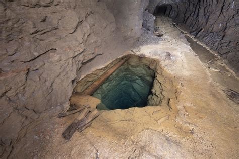 Exploring An Abandoned Mine Photorator