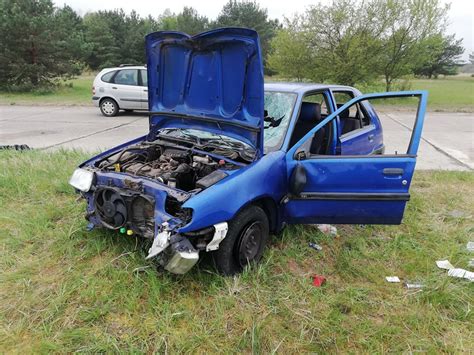 Tak się bawi młodzież Kolejne porzucone auto na poradzieckim lotnisku