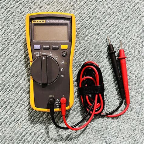 Fluke 114 True RMS Multimeter Electrician Tester Volts Ohms Amps With