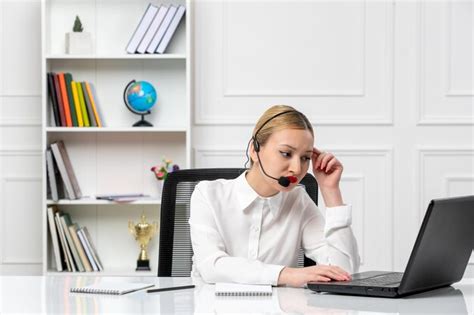 Service à La Clientèle Jolie Fille Blonde En Chemise Blanche Avec Ordinateur Portable Et Casque