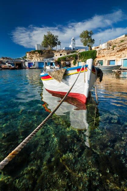 Barcos Pesqueros En El Puerto Del Pueblo Pesquero De Mandrakia Isla De