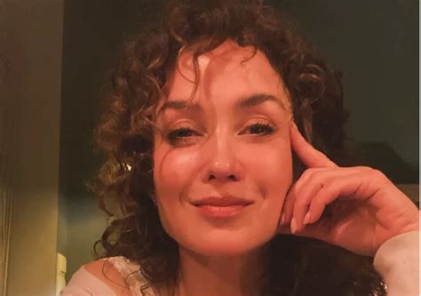 Katja Schuurman Deelt Een Nieuwe Foto Terwijl Ze In Lingerie Op Bed Zit Dagelijkse Nl