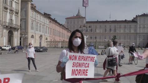 Coronavirus A Torino Il Flash Mob Delle Estetiste Non Ripartire