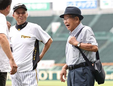 【阪神】岡田監督が85年日本一監督・吉田義男氏と談笑、現役時代は選手と監督の間柄 プロ野球写真ニュース 日刊スポーツ