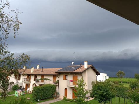 Il Maltempo Inizia A Fare Sul Serio Al Nord Nubifragi Downburst E