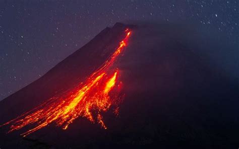 Gunung Merapi Muntahkan 16 Kali Guguran Lava Pijar Sejauh 1 800 Meter