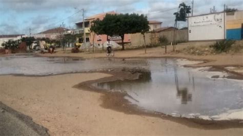 Cano Estourado Causa Desperd Cio De Gua Limpa No Bairro Rio Claro Em