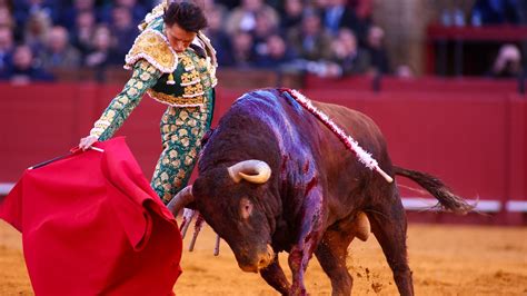 Roca Rey Y Castella Cortan Una Oreja Cada Uno En Sevilla Mientras