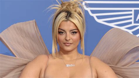 Susto En Directo Bebe Rexha Se Retuerce En El Escenario Tras Ser