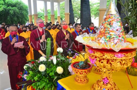 Pengambilan Api Dharma Waisak Antara Foto