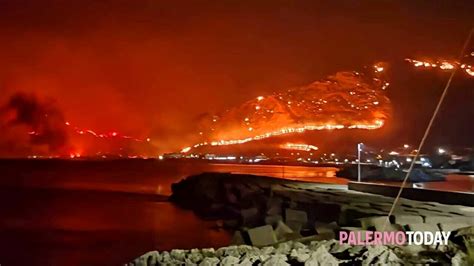 Palermo Ambulanza Bloccata Dagli Incendi Muore Una Donna