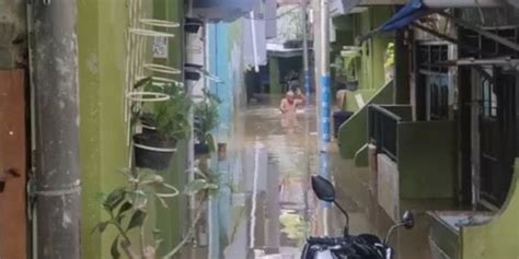 Kali Ciliwung Meluap Pemukiman Di Kebon Pala Terendam Banjir Merdeka