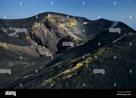 One of the four summit craters of Mount Etna L un des quatre cratères