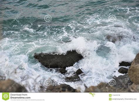 Ondas Que Causam Um Crash Nas Rochas Foto De Stock Imagem De Branco