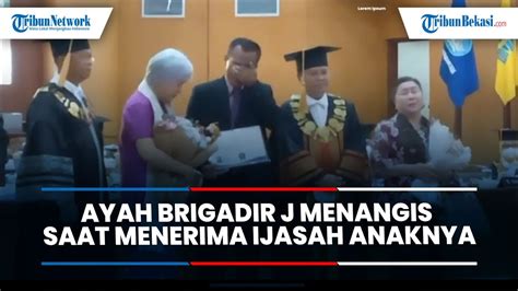 Isak Tangis Pecah Saat Ayah Brigadir J Terima Ijazah Di Universitas