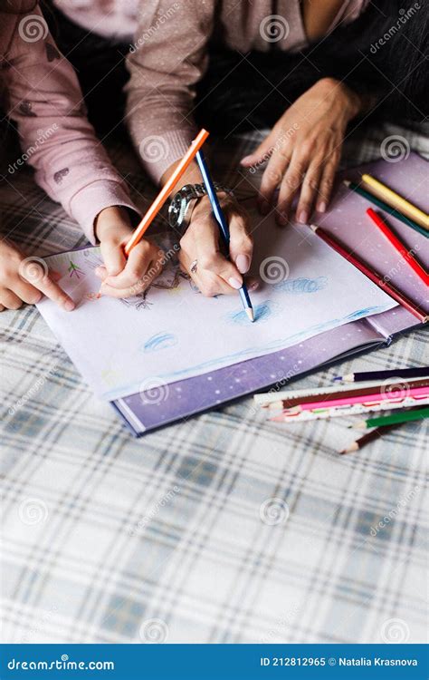 Maman Enseigne à Sa Fille à Dessiner Avec Des Crayons Colorés Sur Une