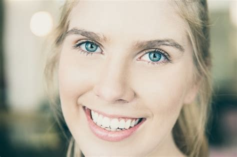 Visage D Heureuse Belle Jeune Femme Blonde Aux Yeux Bleus Et Aux Dents Blanches Photo Gratuite