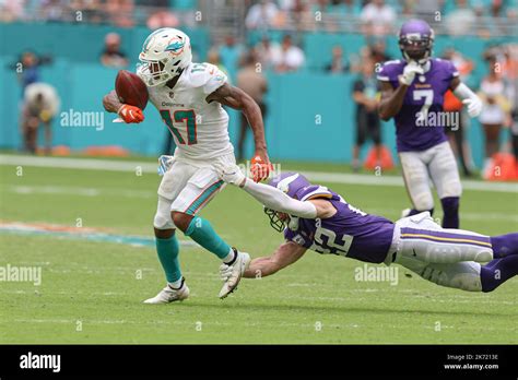 Sunday, October 16, 2022; Miami Gardens, FL USA; Miami Dolphins wide receiver Jaylen Waddle (17 ...