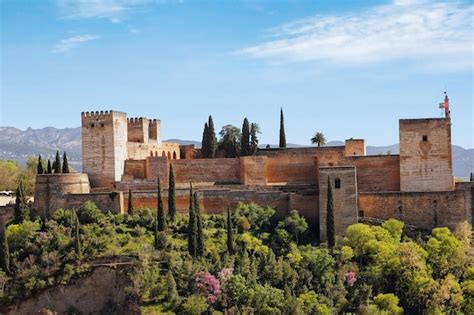 Premium Photo | A view of the alhambra palace from the gardens