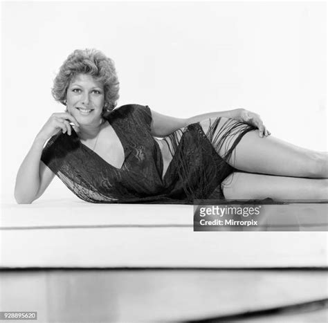 Hot Sexy Lynda Bellingham Bikini Pics