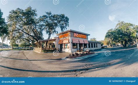 Hooters restaurant editorial photography. Image of landmark - 165963507