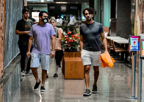 Foto O Marido Irandhir Santos Foi Flagrado Em Um Shopping Da Zona