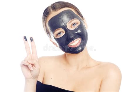 Brunette In Zwart Masker Voor Het Gezicht Mooi Meisje Met Perfecte Huid Een Jong Meisje
