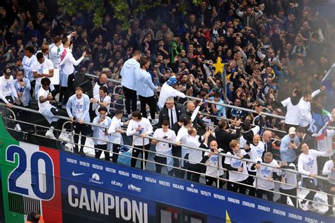 Festa Scudetto Dell Inter La Sfilata Dei Bus Scoperti Verso Il Duomo