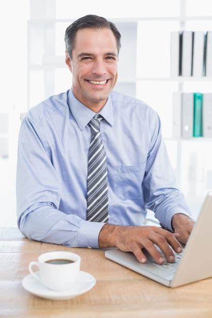 Sonriente Hombre De Negocios Usando Su Computadora Foto Premium