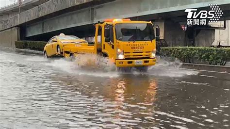 暴雨炸高雄！前鎮這條路「開車如開船」 海波浪畫面曝│tvbs新聞網