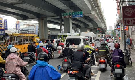 10點還塞在橋上！新北往台北擠爆 震撼畫面曝 通勤族崩潰 生活 中時新聞網