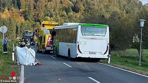 Stmk Pkw Berschlag Nach Kollision Mit Autobus Bei Gratwein Stra Engel