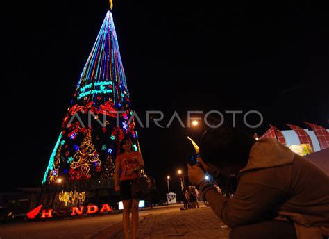 POHON NATAL TERTINGGI | ANTARA Foto