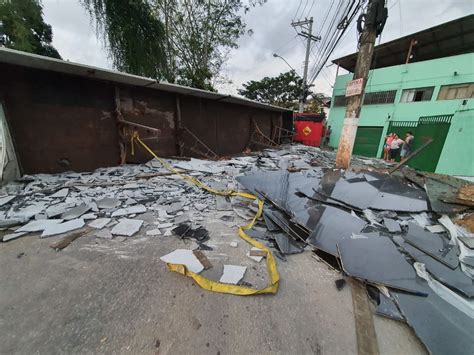 A Gazeta Carreta Carregada Chapas De Granito Tomba Em Cachoeiro