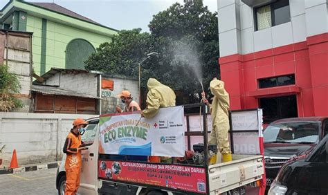 PMI Jakbar Semprot Cairan Eco Enzyme Di Grogol Petamburan Jakbar