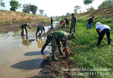 Satgas Citarum Sektor 21 3 Angkat 300 Kg Sampah Di Sungai Cipamokolan