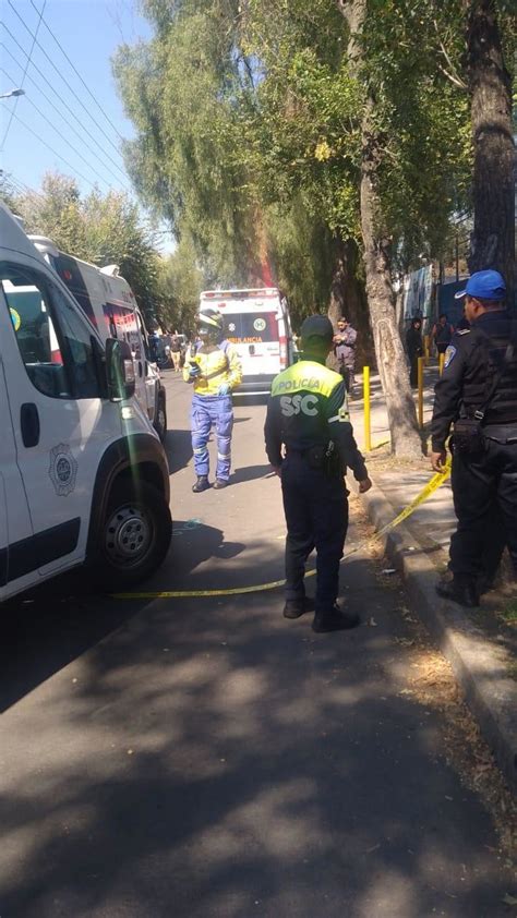 Muere mujer tras choque entre camión de pasajeros y camión repartidor