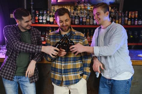 Velhos Amigos Conhecendo Jovens Felizes Em Roupas Casuais Brindando