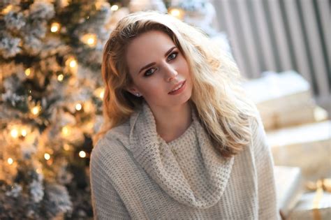 Free Photo Beautiful Blonde Woman Next To The Christmas Tree
