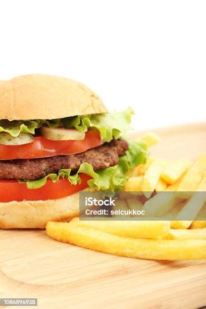 Hamburger Burger Segar Dengan Piring Bambu Kentang Di Latar Belakang