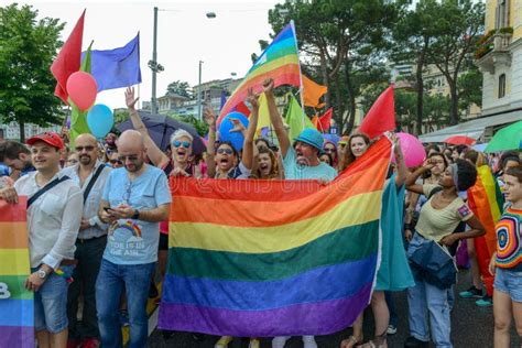 Homosexual Y Lesbiana Que Camina En El Desfile De Orgullo Gay Imagen De Archivo Editorial