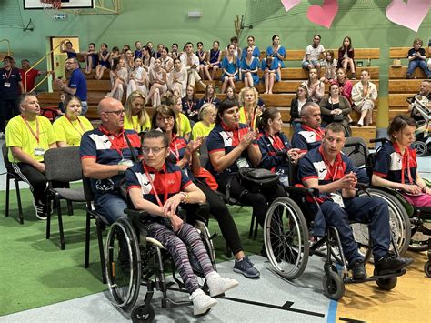 Osoby Z Niepe Nosprawno Ciami Rywalizuj W Lesinie Ceremonia Otwarcia