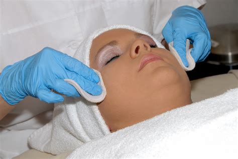 10 Chemical Peel Benefits: Pros & Cons of Light, Medium and Deep Peels