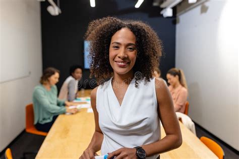 Retrato De Feliz Mujer De Negocios Casual Biracial En Sala De Reuniones