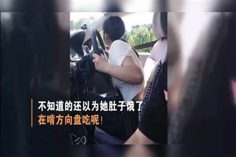 女学员练车趴方向盘看点位，教练：她自己发明的，不是我教的方向盘看点教练