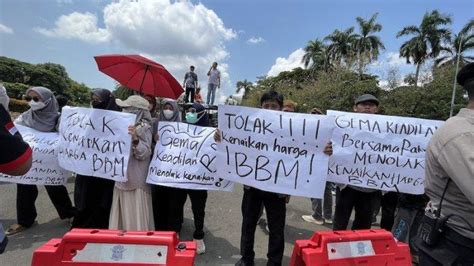 Demo Tolak Kenaikan Harga Bbm Di Patung Kuda Dipenuhi Poster Pesan