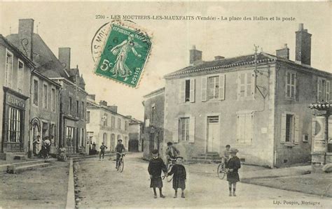 Les Moutiers Les Mauxfaits La Place Des Halles Et La Poste Animee