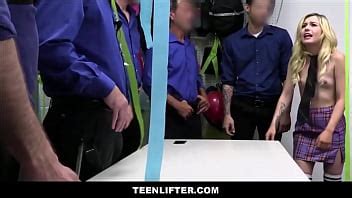 TeenLifter Une petite blonde voleuse à l étalage se fait gangbanger par cinq policiers Minxx