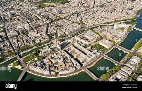 Vista aérea de la Ile de la Cité París Francia con Notre Dame y Sainte